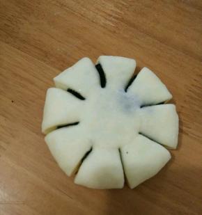 再对称剪四刀。(如图)