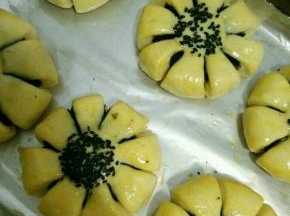 全部做好后再继续二次发酵。发酵好刷蛋液，撒点芝麻。