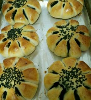 放到预热好的烤箱上管160度下管130度烤15分钟左右，帮忙上色就可以了。