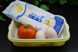 准备好龙须挂面、鸡蛋、西红柿、香葱等；