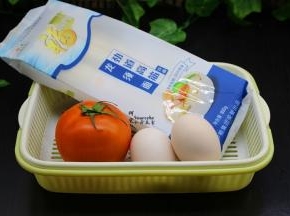 准备好龙须挂面、鸡蛋、西红柿、香葱等；