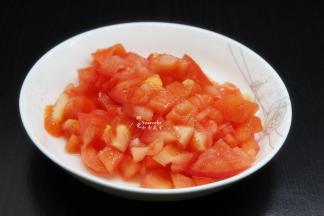 西红柿去皮，切粒；