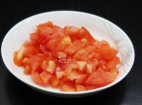 西红柿去皮，切粒；