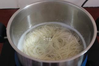 清水煮沸，放入挂面煮六成熟，捞出，过冷水；