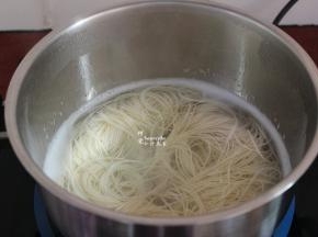 清水煮沸，放入挂面煮六成熟，捞出，过冷水；