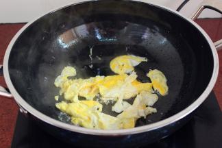 热锅倒油，煸炒鸡蛋至熟，起锅，待用；