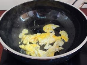 热锅倒油，煸炒鸡蛋至熟，起锅，待用；