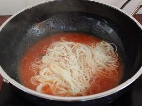 加入挂面，继续煮；