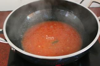 番茄放入锅中炒至软绵，加白砂糖，水，水淀粉（生粉勾芡），煮至浓稠；