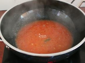 番茄放入锅中炒至软绵，加白砂糖，水，水淀粉（生粉勾芡），煮至浓稠；