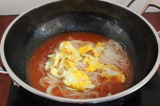 把炒的鸡蛋也加入；