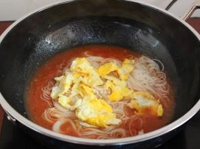 把炒的鸡蛋也加入；