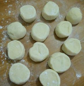 一发完成，重新揉面，充分排气后分成等量的剂子。(大小看个人喜好)