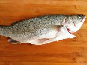 鲈鱼去磷、内脏洗净沥干水分