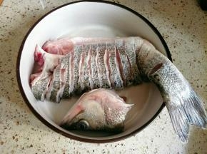 加入盐、料酒抓匀腌制15分钟