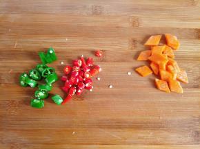 杭椒和红辣椒切小圈，胡萝卜切成菱形片