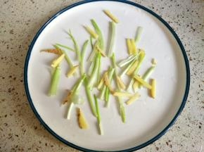 生姜和大葱切丝，垫在盘子底部(忘记买大葱，我用小葱替代了)
