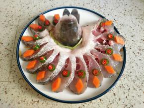 摆上胡萝卜片和辣椒装饰