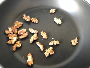 将核桃仁小火煸香
