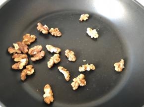 将核桃仁小火煸香