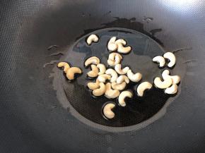 腰果凉油小火炸制金黄色