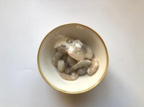 虾仁放柠檬汁，1克盐和淀粉抓匀腌10分钟