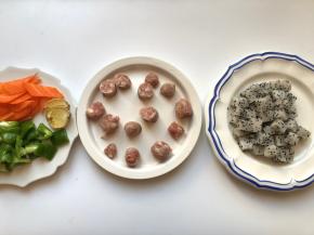 胡萝卜，青椒和姜切片，火龙果清洗干净，果肉切丁，果皮备用。香肠切成小块