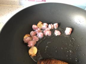 热锅热油炒香姜片后放入香肠炒半分钟