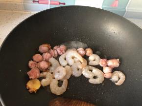 放入虾仁炒至变色