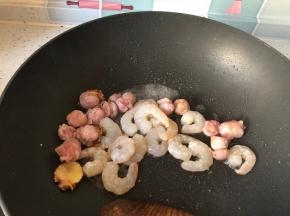 放入虾仁炒至变色