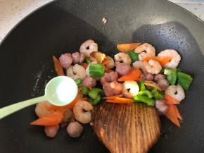 放入胡萝卜和青椒，少许食盐炒匀