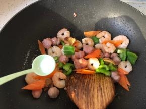 放入胡萝卜和青椒，少许食盐炒匀