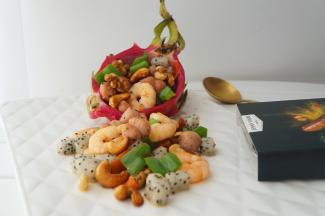 用半个火龙果果皮当做容器，装入菜肴