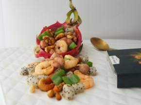 用半个火龙果果皮当做容器，装入菜肴