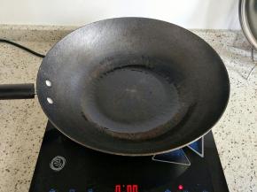 锅里再烧2勺热油