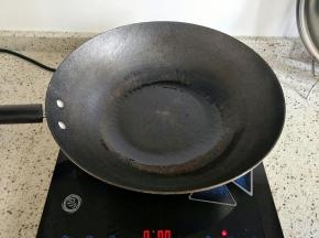 锅里再烧2勺热油