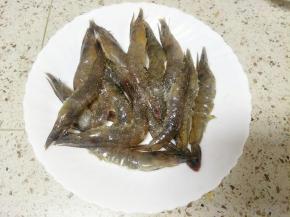 加入盐、料酒、白胡椒抓匀腌制20分钟