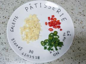 蒜头切碎、杭椒和红辣椒去籽切小圈