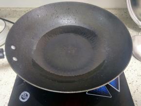 锅里多倒些油烧热