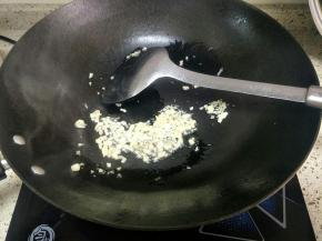 另起锅倒少许油，下入蒜末小火炒香