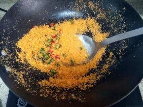 加入辣椒和面包糠翻炒