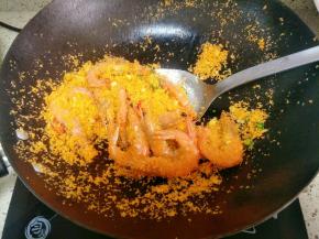 加入明虾翻炒均匀