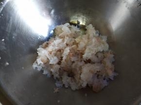 剁碎虾仁，放料酒腌制五分钟。