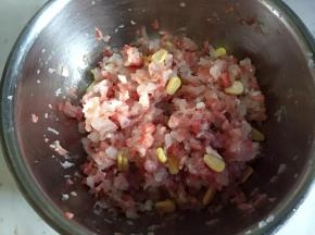 加入盐，胡椒粉，鸡粉拌匀。