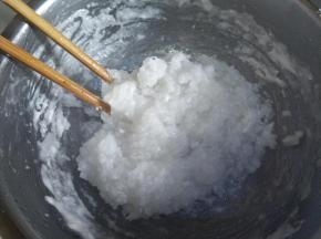 新鲜的开水200克烫熟虾饺粉拌匀。