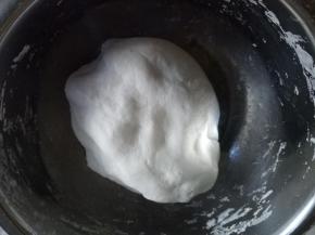 揉成光滑的面团，醒五分钟。