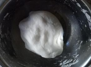 揉成光滑的面团，醒五分钟。