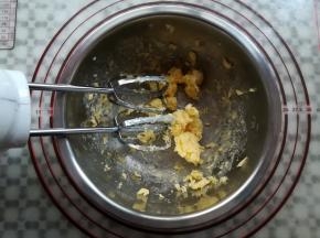 黄油分成小块放到盆子里软化