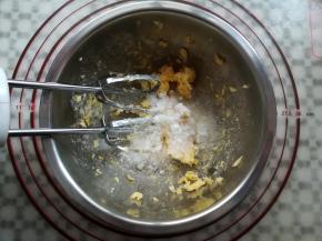 加入白砂糖用打蛋器稍微打发一下