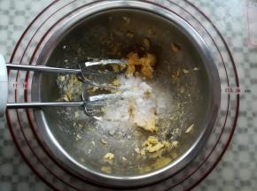 加入白砂糖用打蛋器稍微打发一下